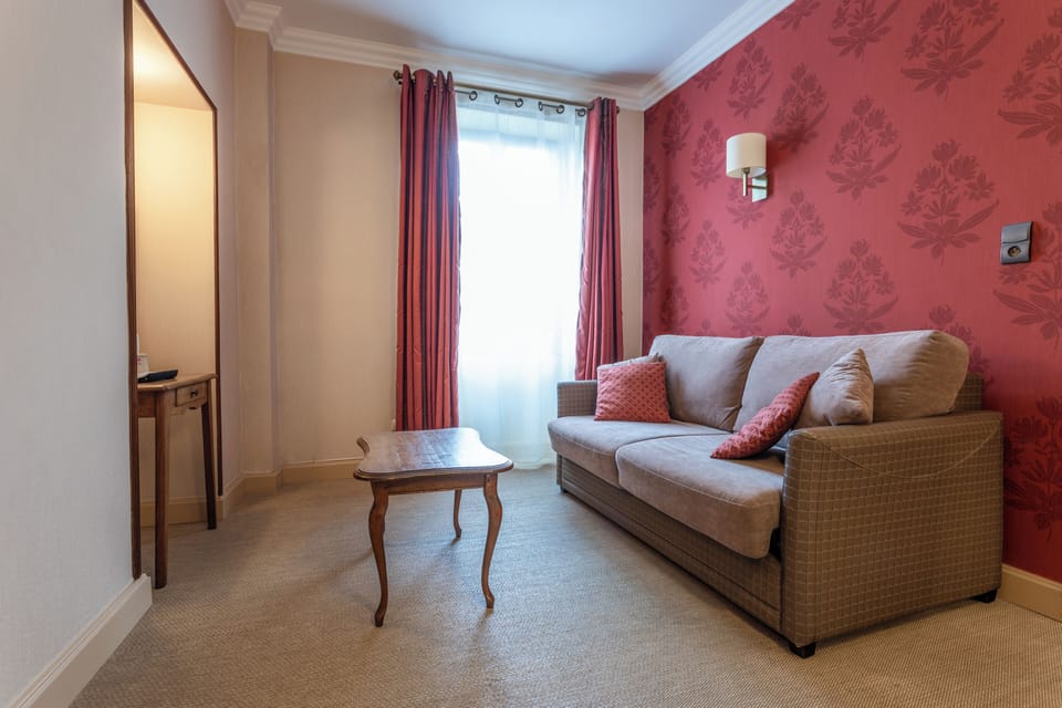 Quadruple Room | In-room safe, desk, iron/ironing board (on request), WiFi (free)