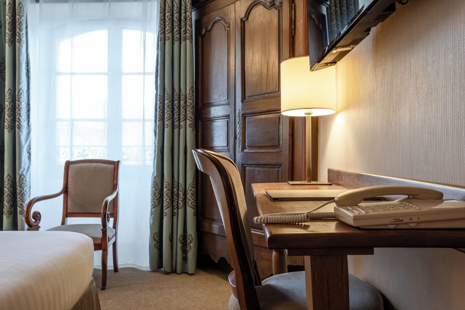 Comfort Twin Room (Chambre confort avec lits jumeaux) | In-room safe, desk, iron/ironing board (on request), WiFi (free)
