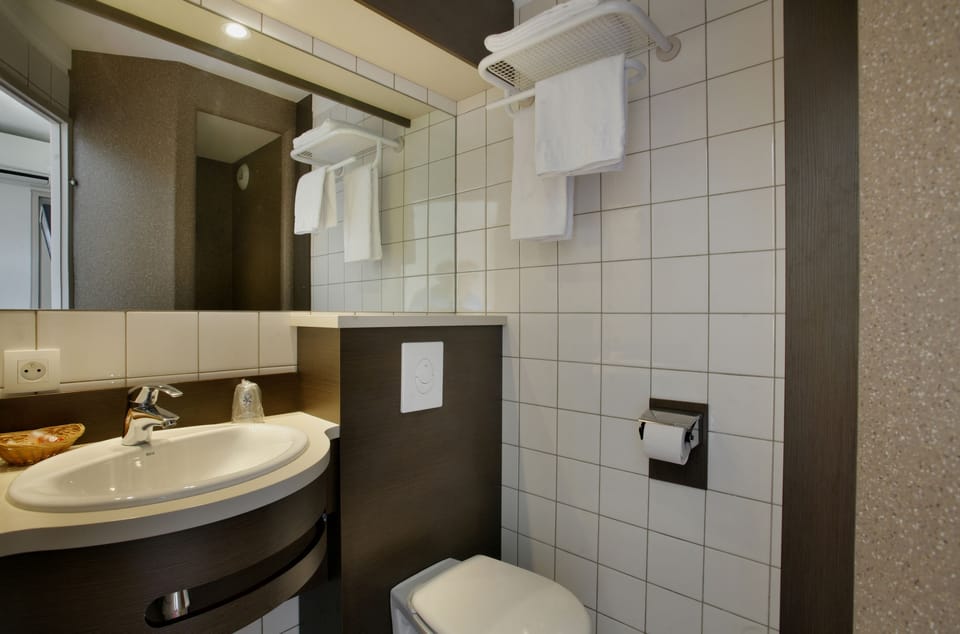 Rainfall showerhead, free toiletries, hair dryer, towels