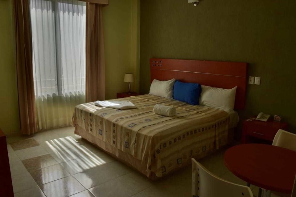 Basic Room, 1 Queen Bed | Desk, blackout drapes, iron/ironing board, bed sheets