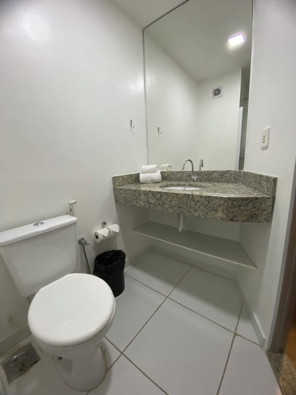 Standard Single Room, 2 Twin Beds | Bathroom | Shower, free toiletries, hair dryer, towels