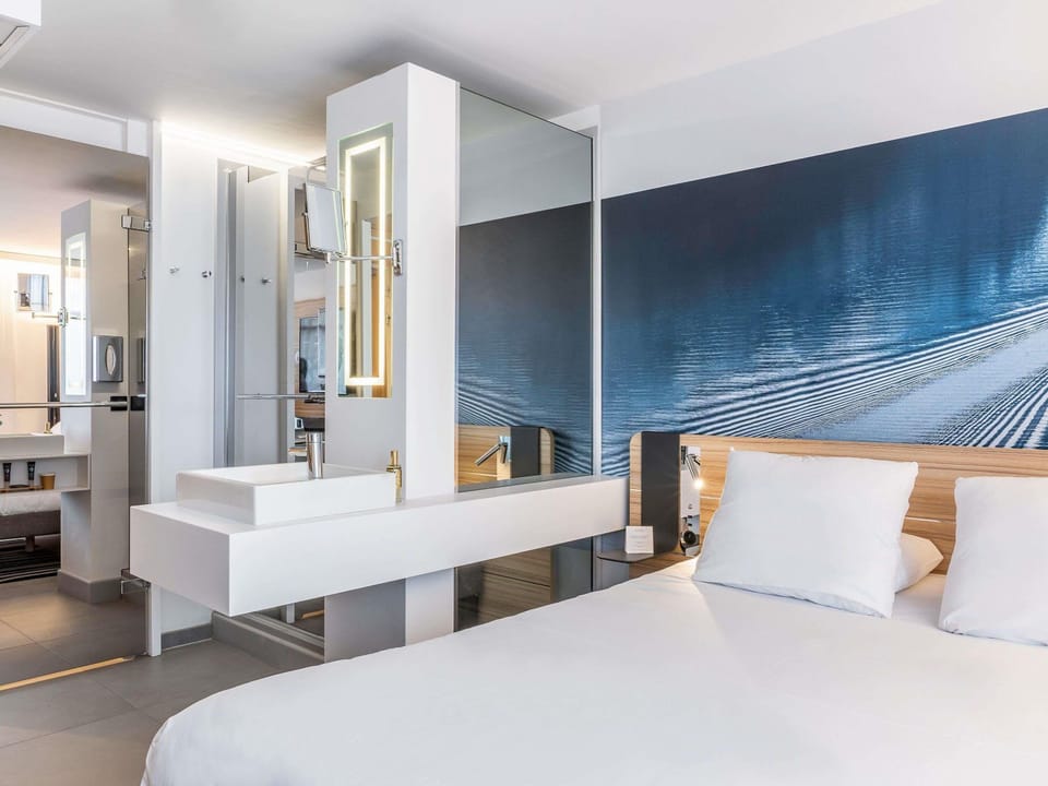 Classic Double Room, 1 Double Bed, Non Smoking, Housekeeping | Hypo-allergenic bedding, minibar, desk, laptop workspace