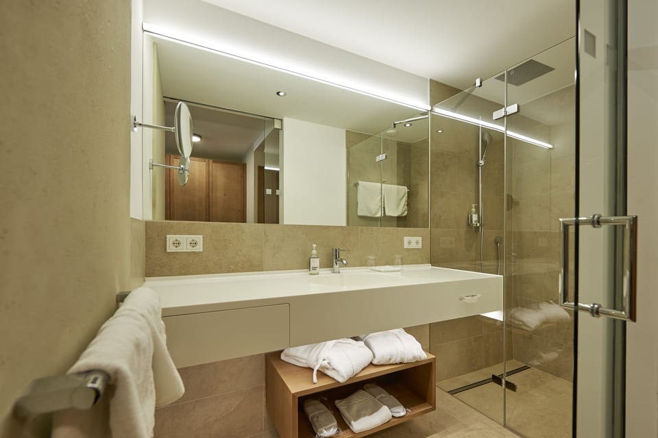 Deluxe Room, 1 Queen Bed | Bathroom | Deep soaking tub, hair dryer, bathrobes, towels