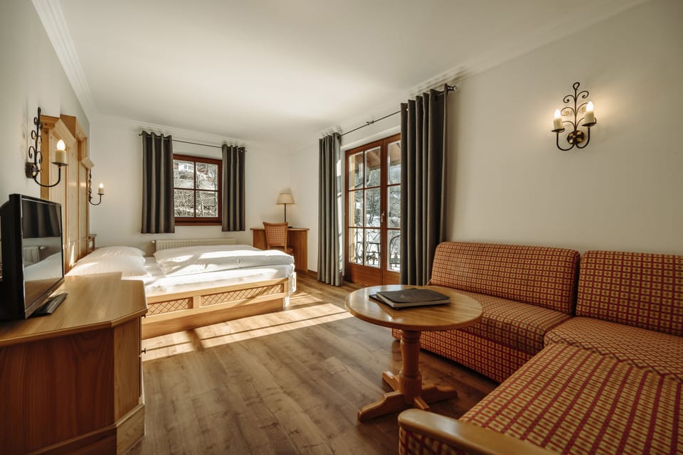 Junior Suite | In-room safe, individually decorated, individually furnished, desk