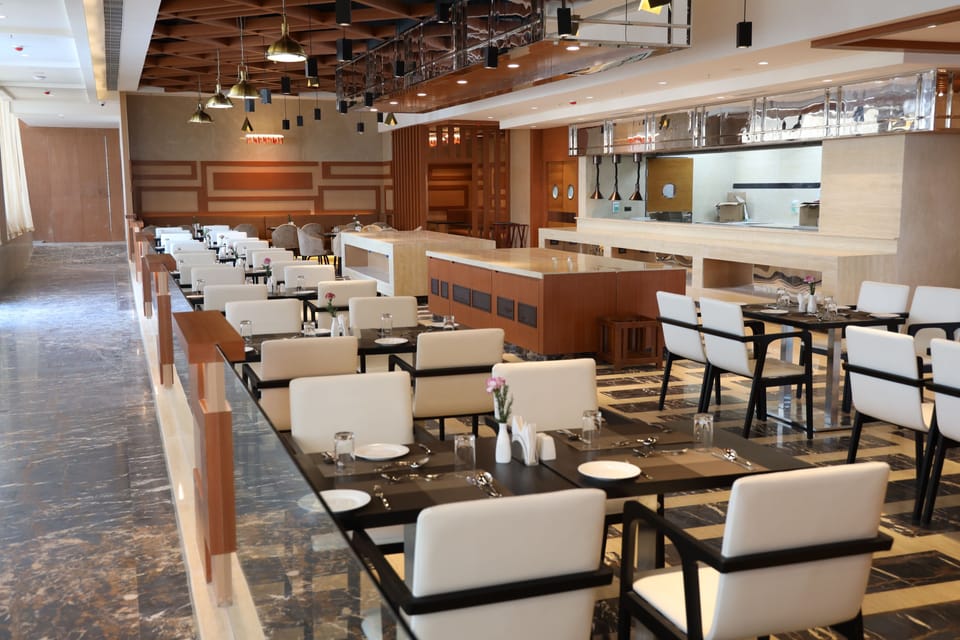 2 restaurants; lunch and dinner served