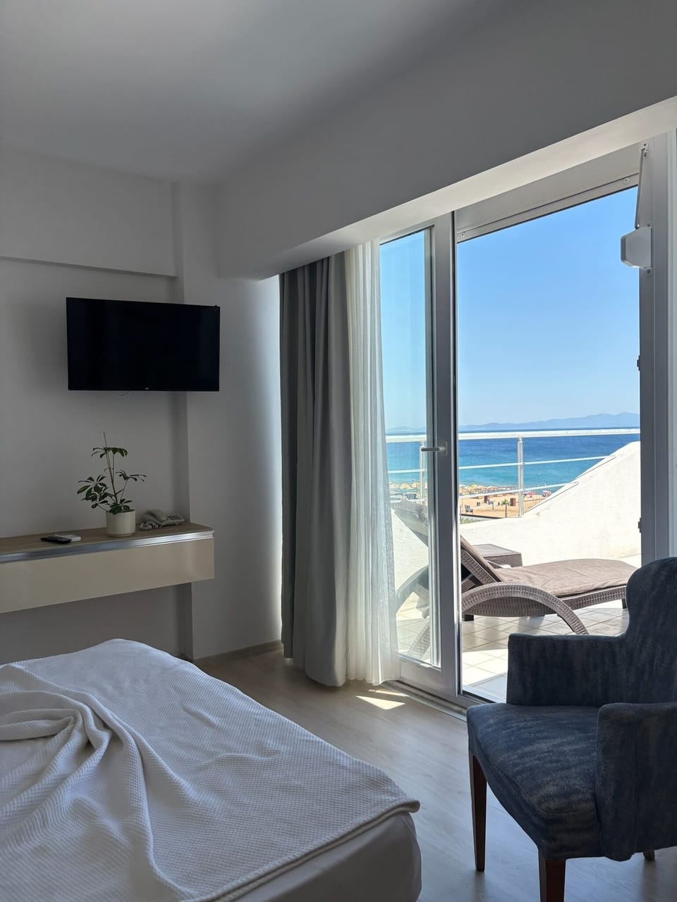 Suite Terrace Room | Free cribs/infant beds, free WiFi, bed sheets