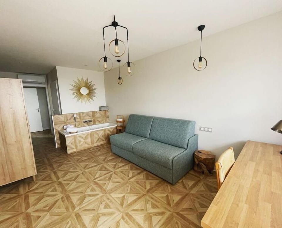 Grand Suite | Minibar, in-room safe, desk, laptop workspace