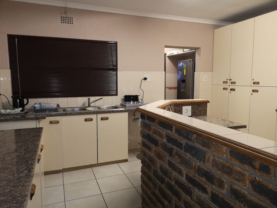 Full-size fridge, microwave, oven, stovetop