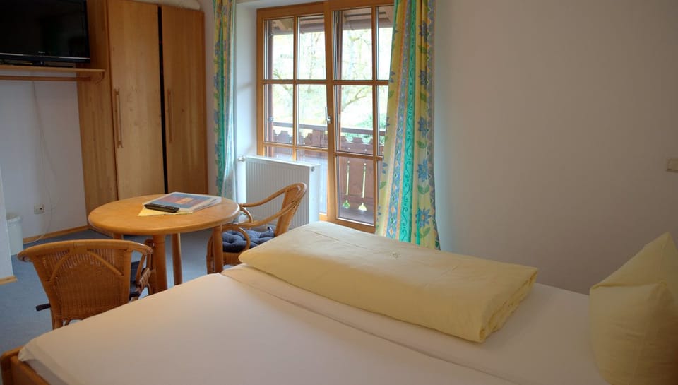 Double Room | Desk, free cribs/infant beds, free WiFi, bed sheets