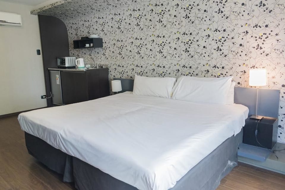 Junior Apartment, 1 King Bed | In-room safe, blackout drapes, iron/ironing board, free WiFi