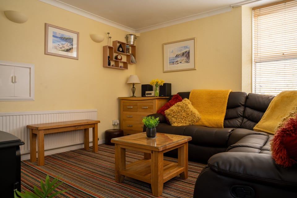 Traditional Apartment, Ground Floor | Living area | Flat-screen TV