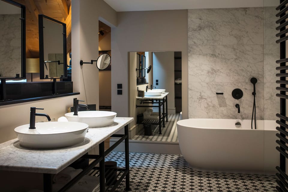 Junior Suite, Lake View | Bathroom | Free toiletries, hair dryer, bathrobes, slippers