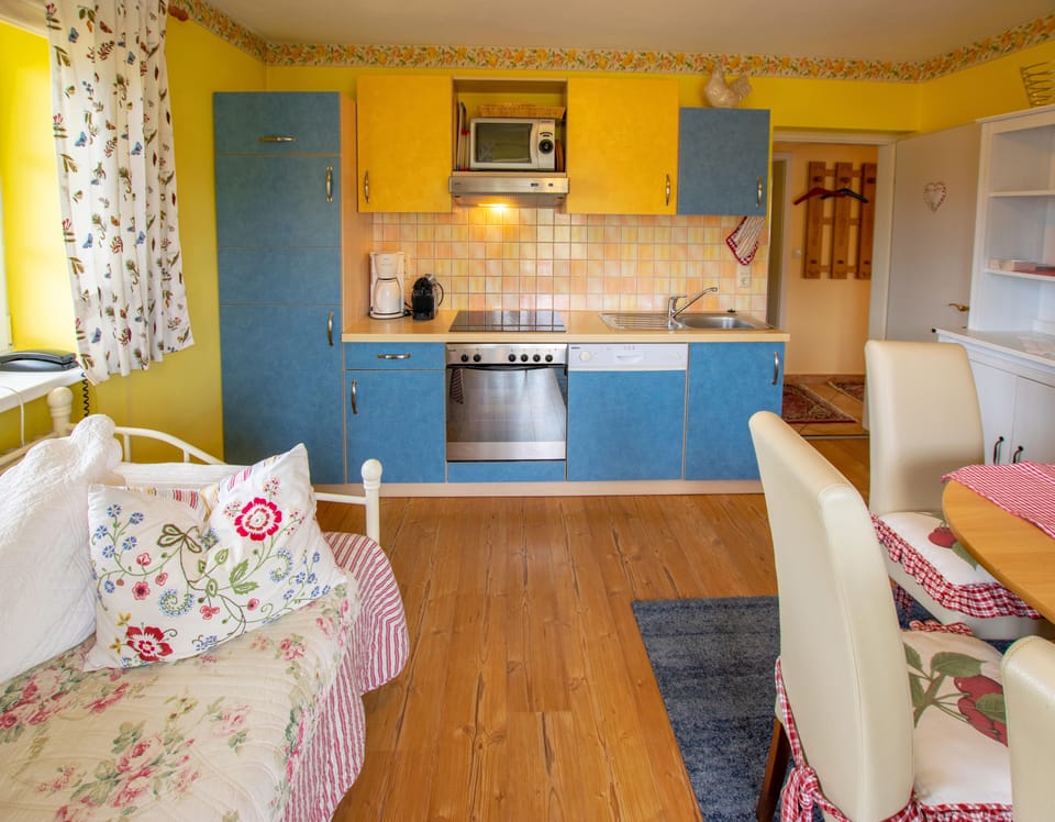 Family Apartment, 3 Bedrooms, Kaiserblick 1 | Private kitchen | Full-size fridge, microwave, oven, stovetop