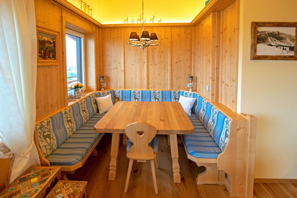 Deluxe Apartment, 3 Bedrooms, Kaiserresidenz | In-room dining