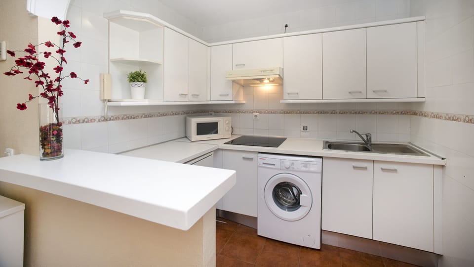 Full-size fridge, microwave, coffee/tea maker, toaster