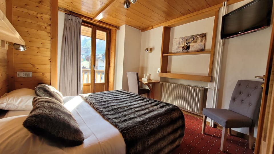 Small Double Room | Desk, soundproofing, iron/ironing board (on request), WiFi (free)