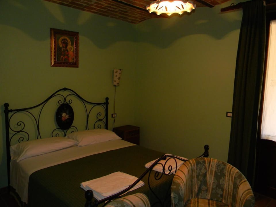 Desk, free cribs/infant beds, free WiFi, bed sheets