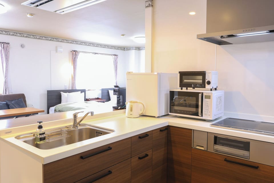 Deluxe Room, Non Smoking | Down comforters, desk, laptop workspace, free WiFi