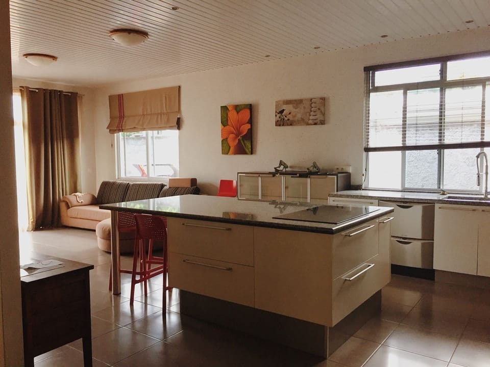 Coffee/tea maker, full-size fridge, microwave, oven