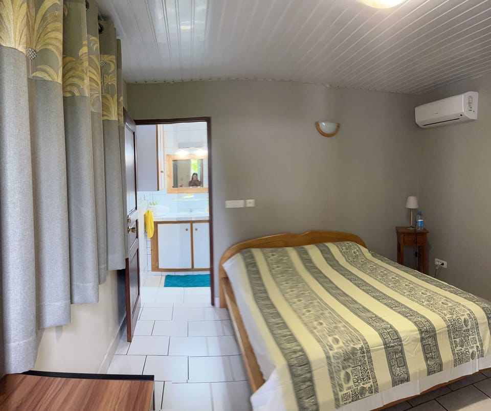 Suite Tipanier | Premium bedding, laptop workspace, blackout drapes, iron/ironing board