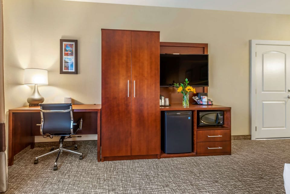 Room, 1 King Bed, Accessible, Non Smoking | Desk, bed sheets