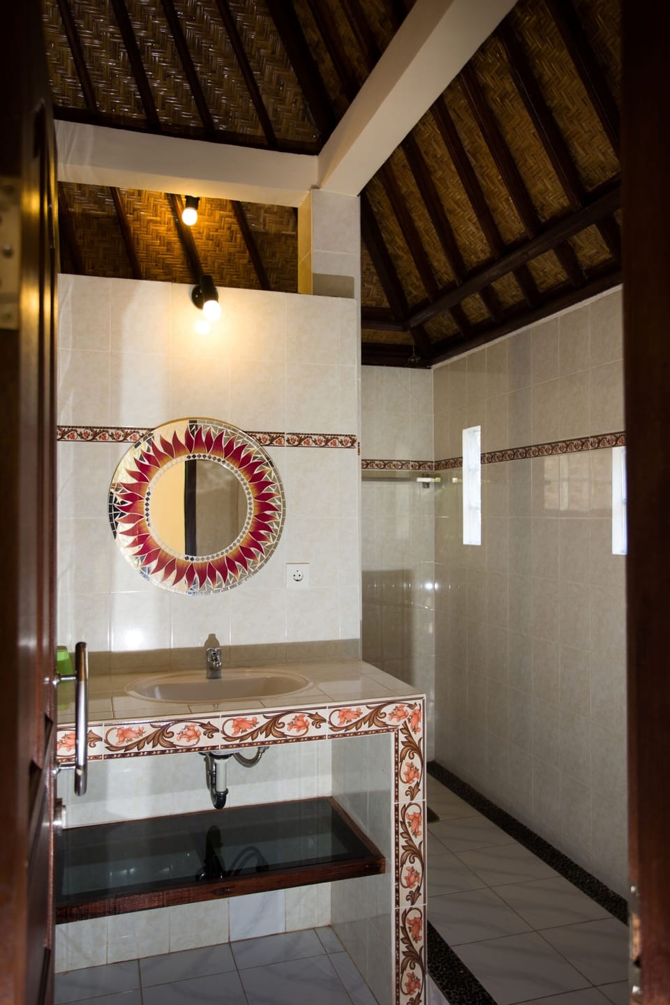 Standard Room | Bathroom | Shower, towels, toilet paper