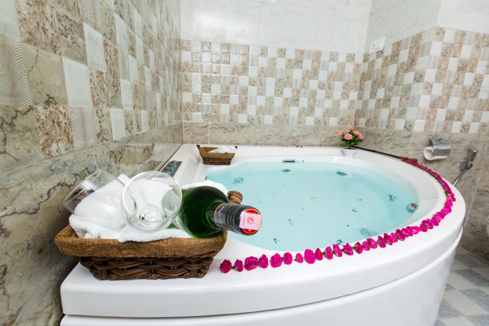 Presidential Room | Bathroom | Shower, free toiletries, slippers, towels
