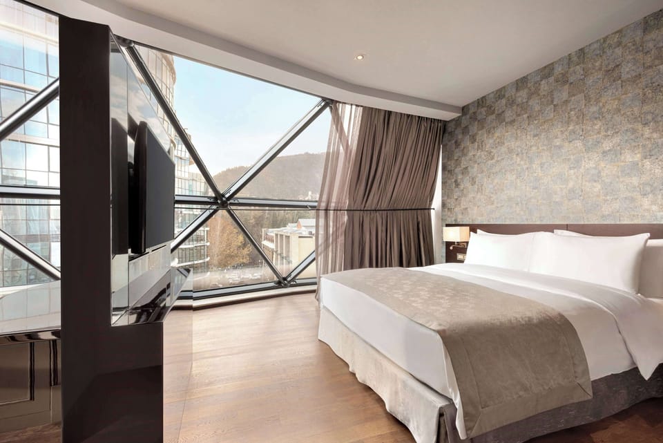 Presidential Suite | Hypo-allergenic bedding, memory foam beds, minibar, in-room safe