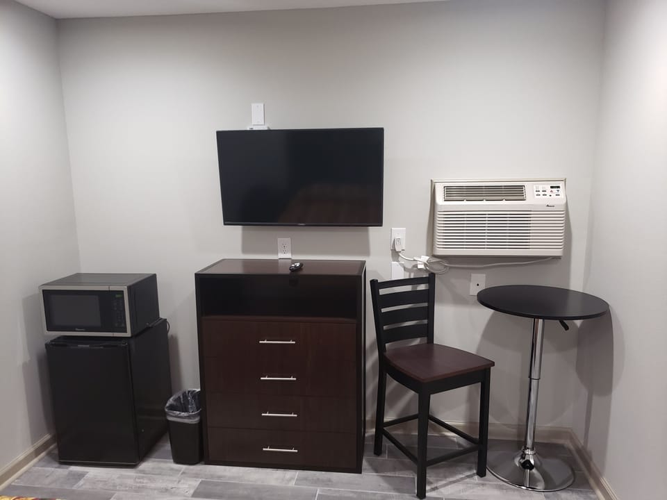 Individually furnished, blackout drapes, iron/ironing board, free WiFi