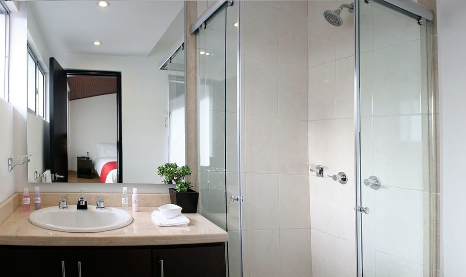 Combined shower/tub, rainfall showerhead, free toiletries, hair dryer