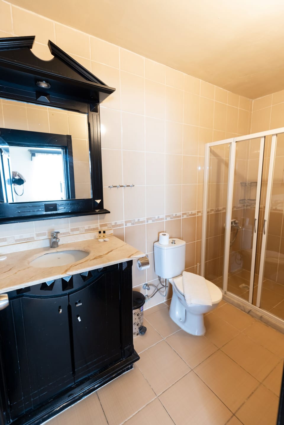 Superior Room | Bathroom | Shower, free toiletries, hair dryer, slippers