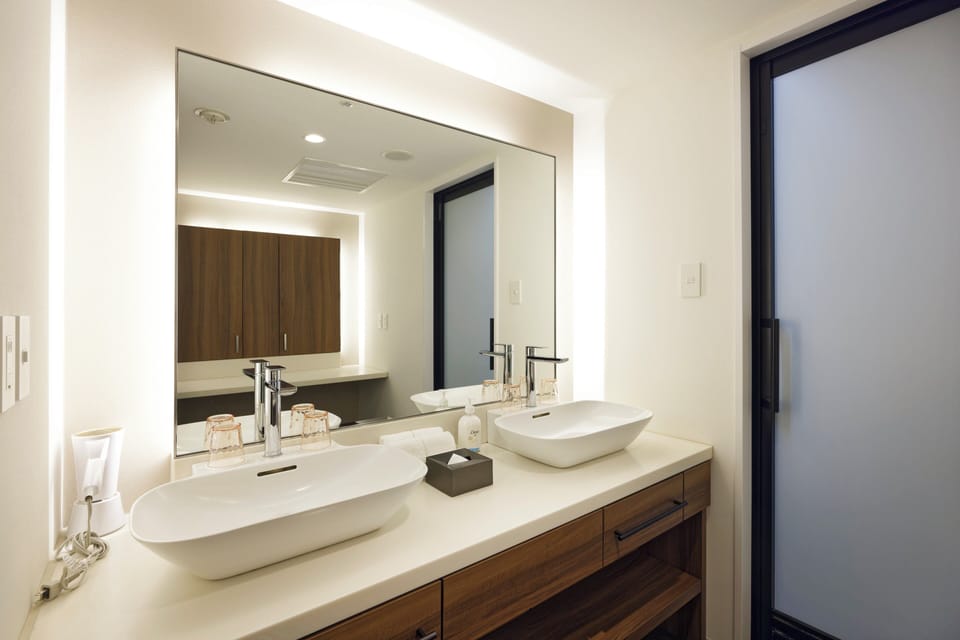 Suite (Twin, Up To 6 Guests) | Individually decorated, desk, laptop workspace, soundproofing