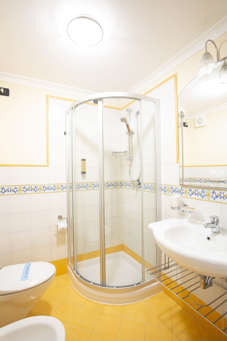 Double Room | Bathroom | Shower, rainfall showerhead, free toiletries, hair dryer