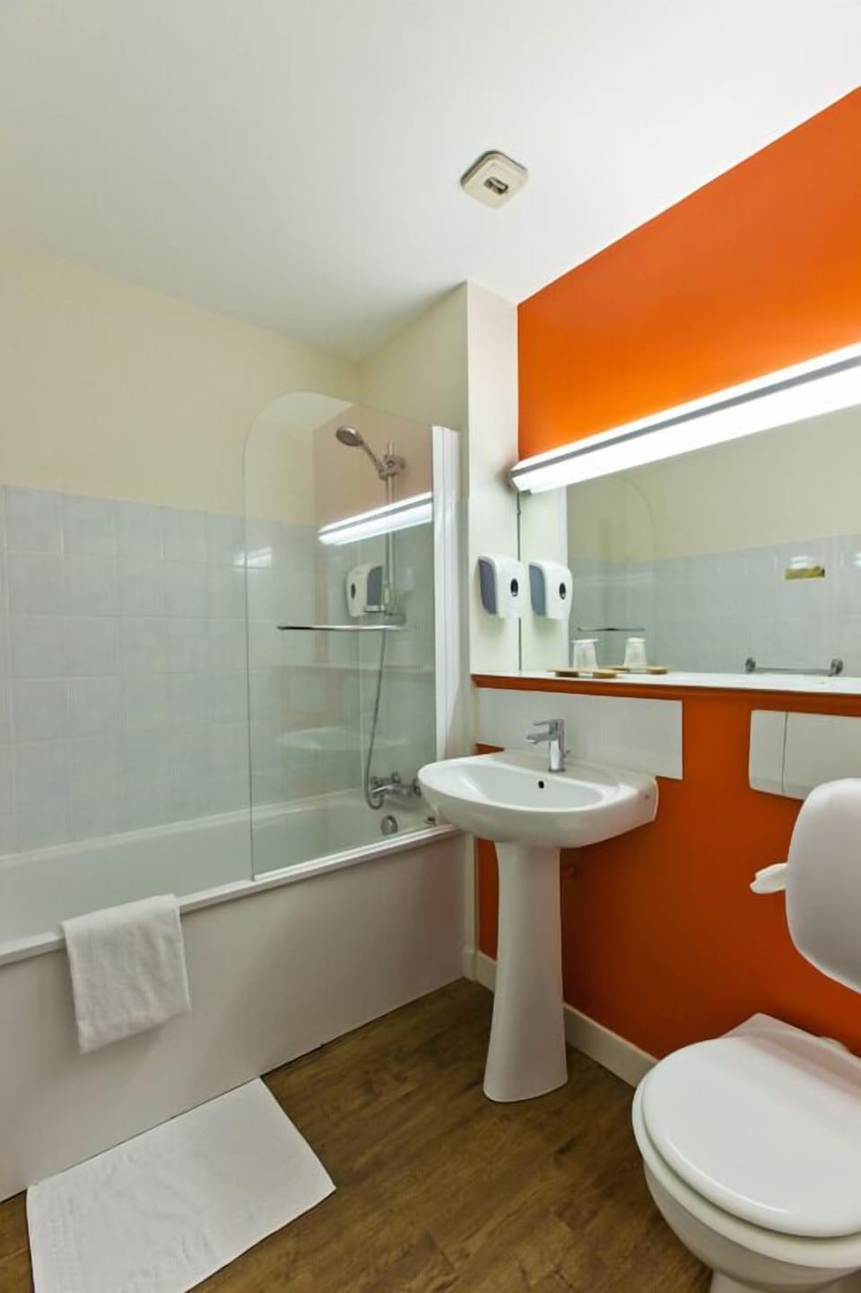 Combined shower/tub, hair dryer, towels