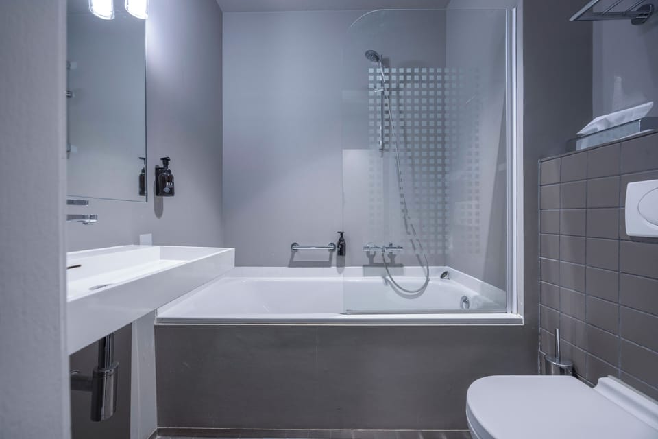 Combined shower/tub, eco-friendly toiletries, hair dryer, towels
