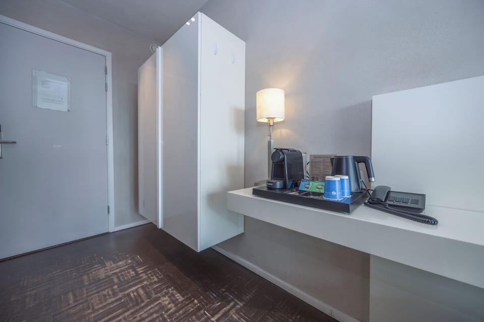Comfort Double Room | In-room safe, desk, blackout drapes, iron/ironing board
