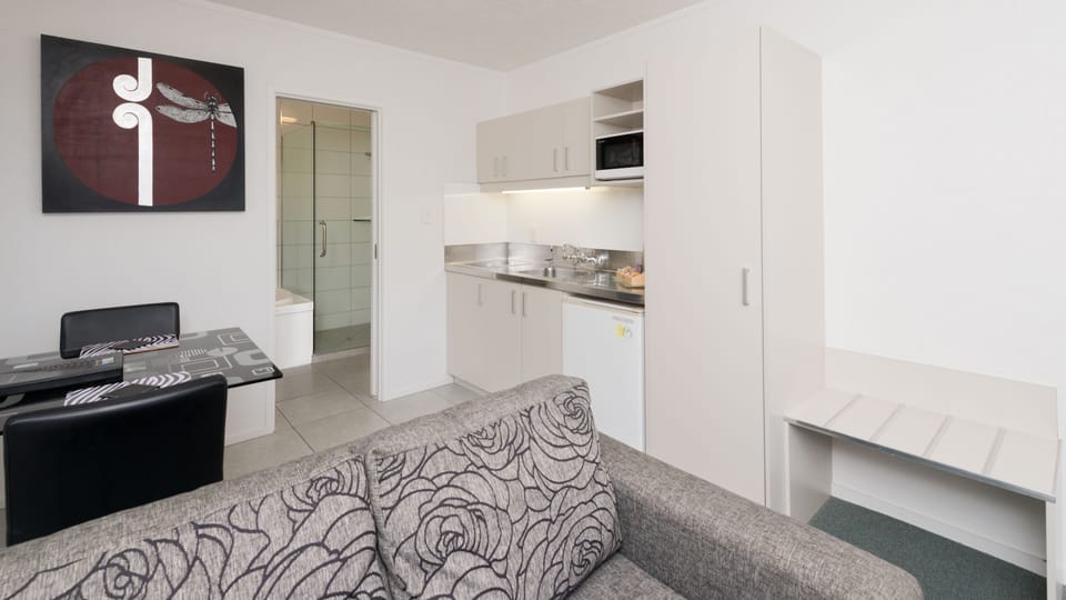 Studio Spa Supreme | Private kitchen | Microwave, stovetop, coffee/tea maker, electric kettle