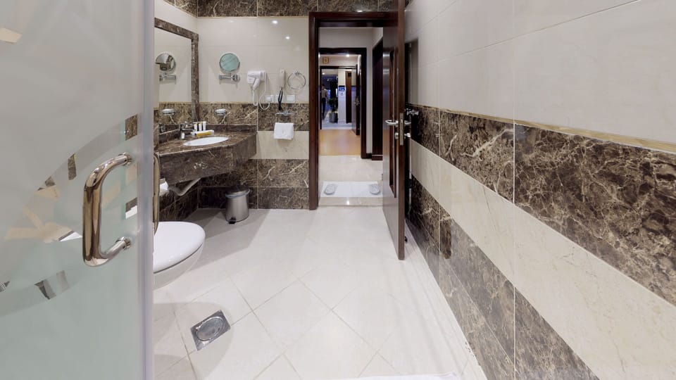 Deluxe Twin Room | Bathroom | Free toiletries, slippers, bidet, towels