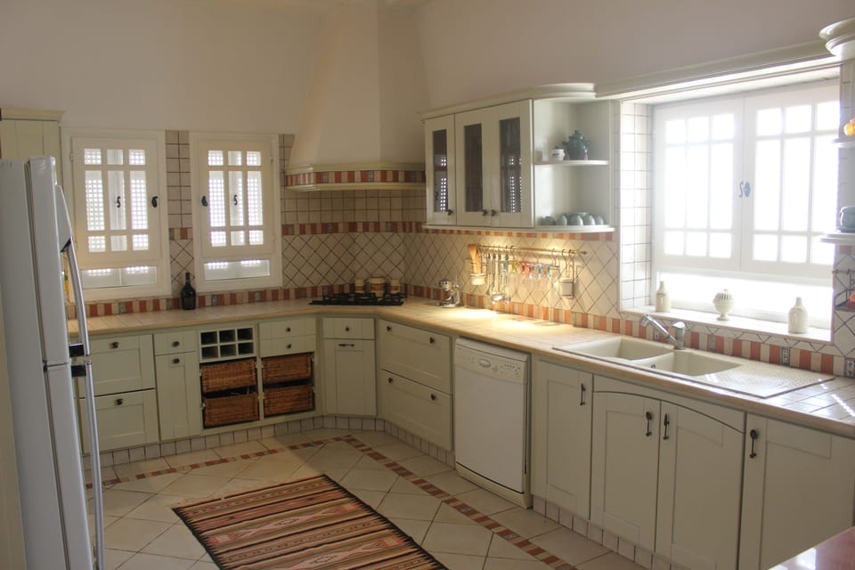 Full-size fridge, microwave, oven, stovetop