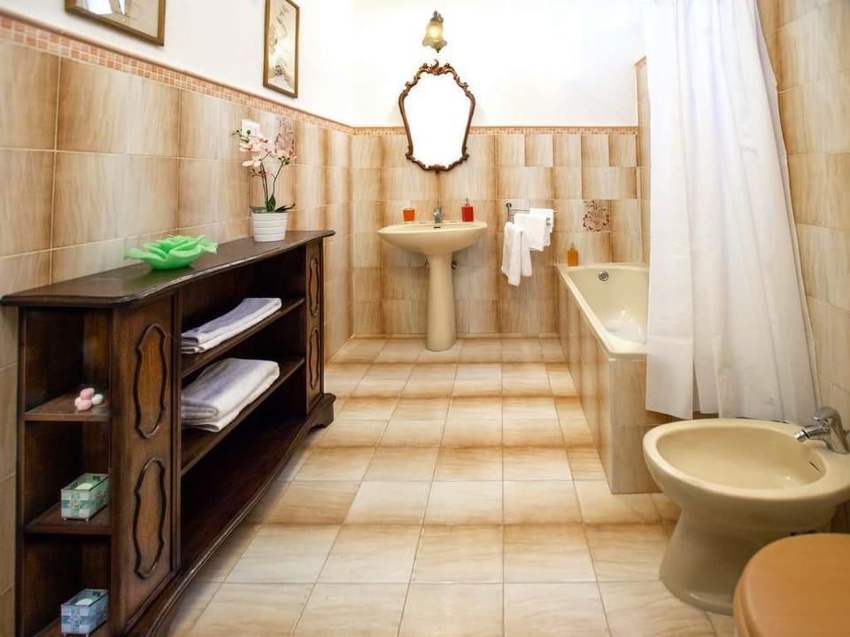 Triple Room (Leonardo) | Bathroom | Free toiletries, hair dryer, bidet, towels