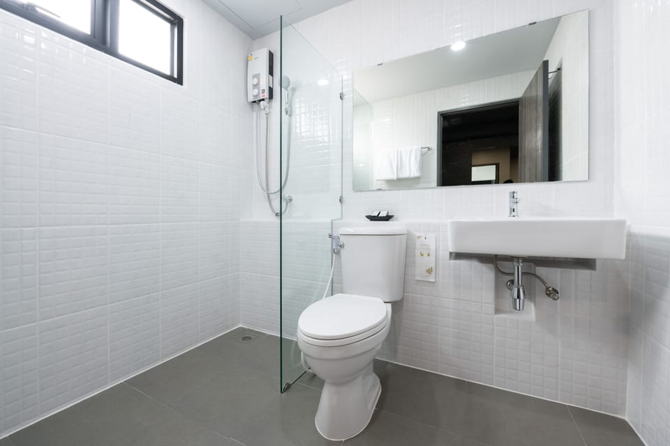 Superior Double Room, 1 King Bed | Bathroom | Shower, towels, soap, shampoo