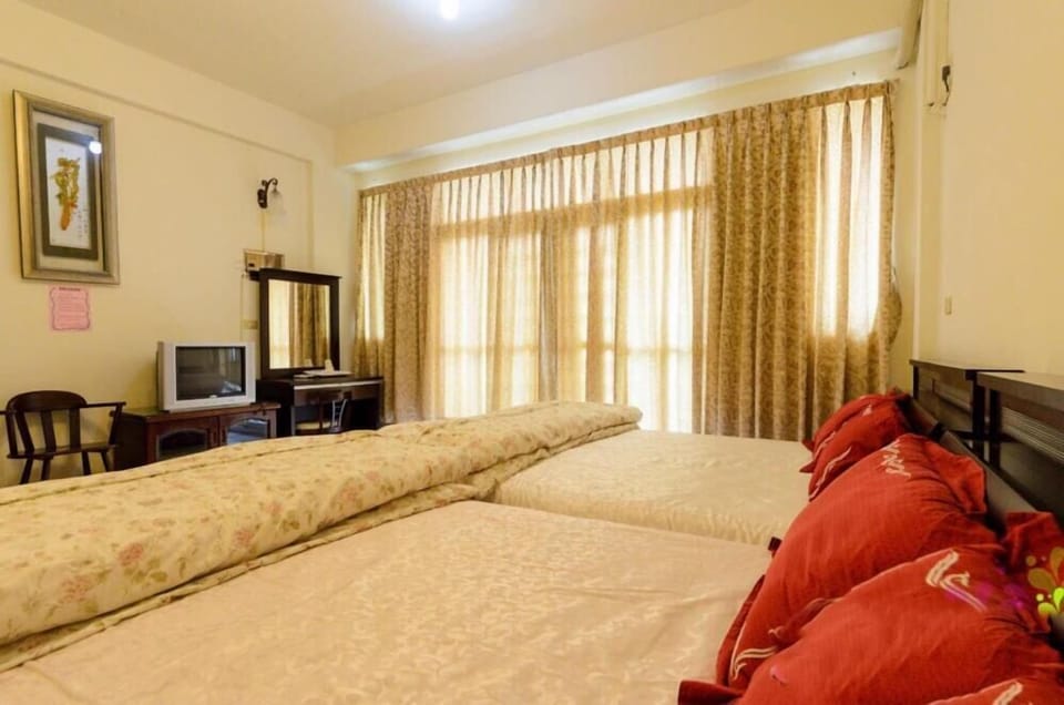 Desk, soundproofing, free WiFi, bed sheets