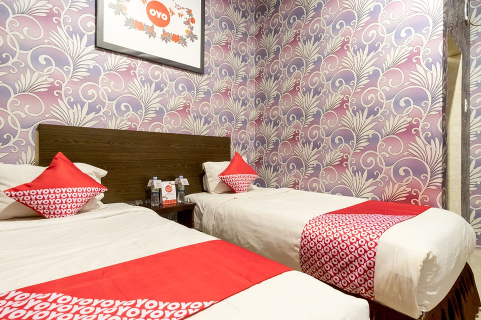 Deluxe Twin Room, 2 Twin Beds | Desk, WiFi (free), bed sheets