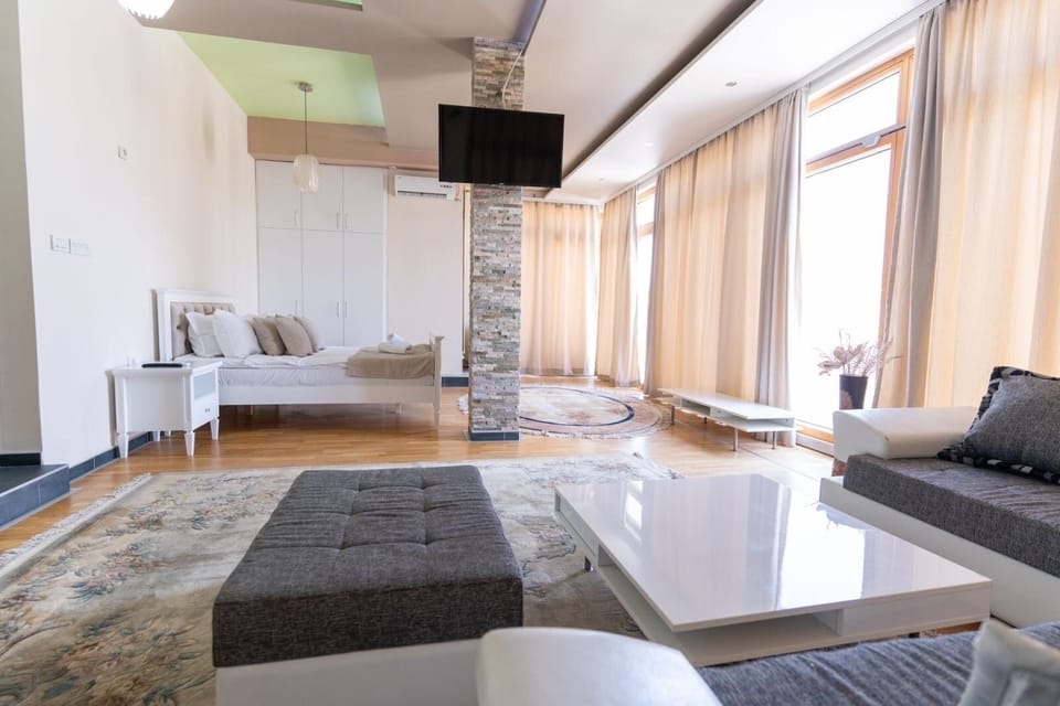 Presidential Studio | In-room safe, laptop workspace, soundproofing, free WiFi