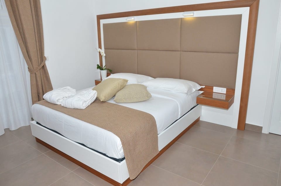 Double Room | Minibar, in-room safe, desk, free WiFi