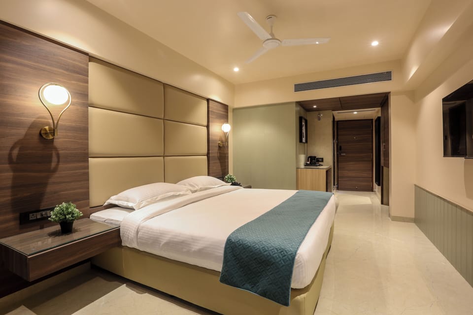 Club Room | Minibar, in-room safe, desk, soundproofing