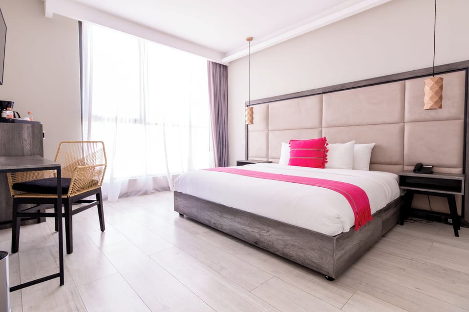 Deluxe Suite | Desk, laptop workspace, bed sheets, wheelchair access