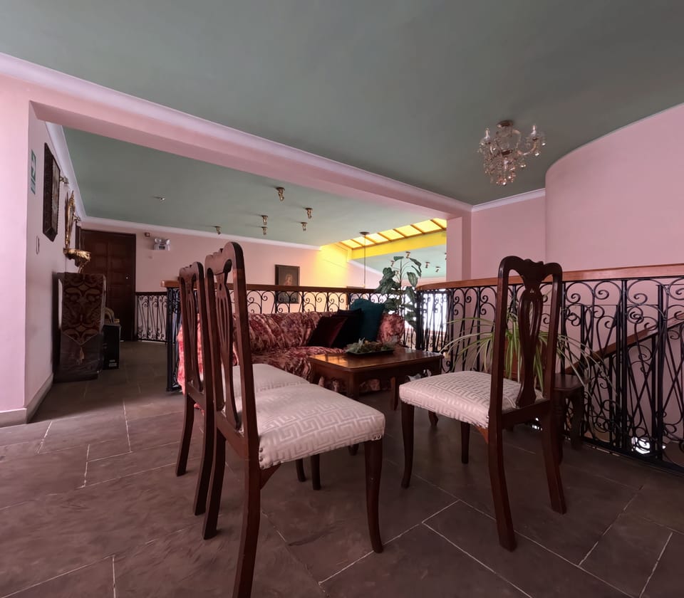 Family Triple Room, Ensuite, Courtyard View | Living area