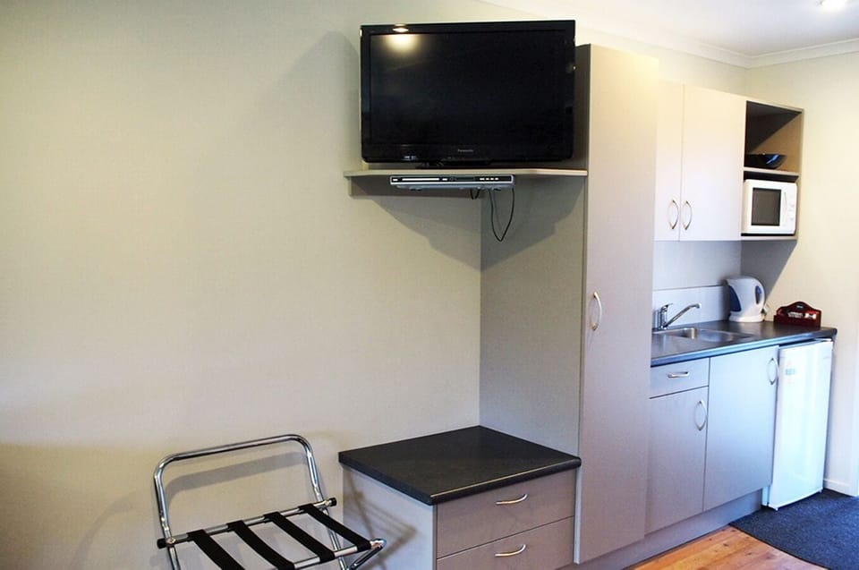 Studio, Jetted Tub, Lake View | WiFi, bed sheets