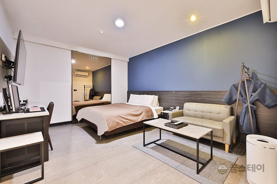 Blackout drapes, free WiFi, bed sheets